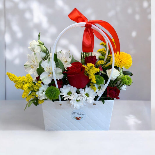 Aranjament Gentle Bloom – Eleganță florală într-o poșetuță rafinată