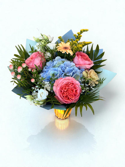Buchet „Blue Whisper” – Hortensie albastră și accente roz