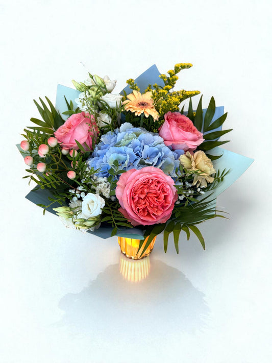 Buchet „Blue Whisper” – Hortensie albastră și accente roz