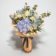 Buchet hortensie albastră cu alstroemeria și eucalipt, ambalaj kraft