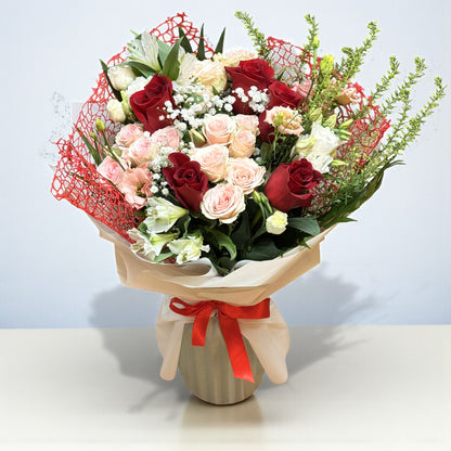 Buchet „Chic Harmony” – Trandafiri, miniroze și lisianthus într-un aranjament elegant