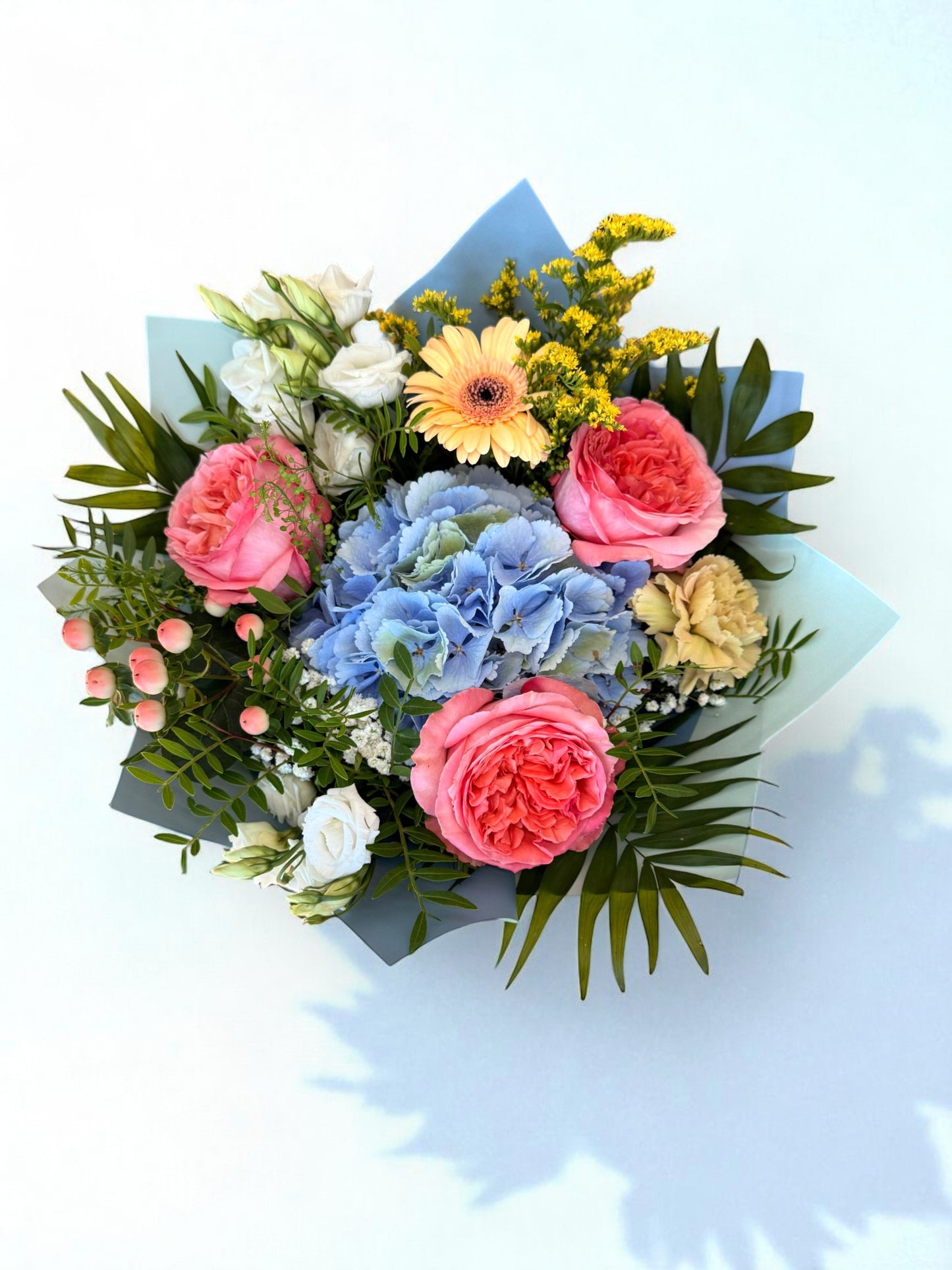 Buchet „Blue Whisper” – Hortensie albastră și accente roz