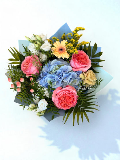 Buchet „Blue Whisper” – Hortensie albastră și accente roz