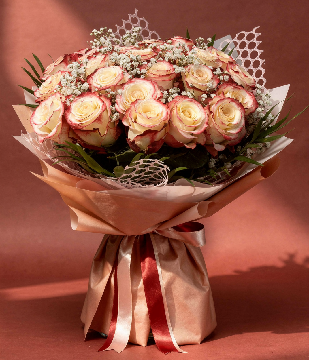 Buchet 19 trandafiri bicolori crem-roșu cu floarea-miresei, ambalaj crem