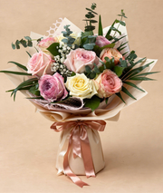 Buchet 9 trandafiri mix roz, crem și piersică cu eucalipt – livrare flori Iași | About Flowers