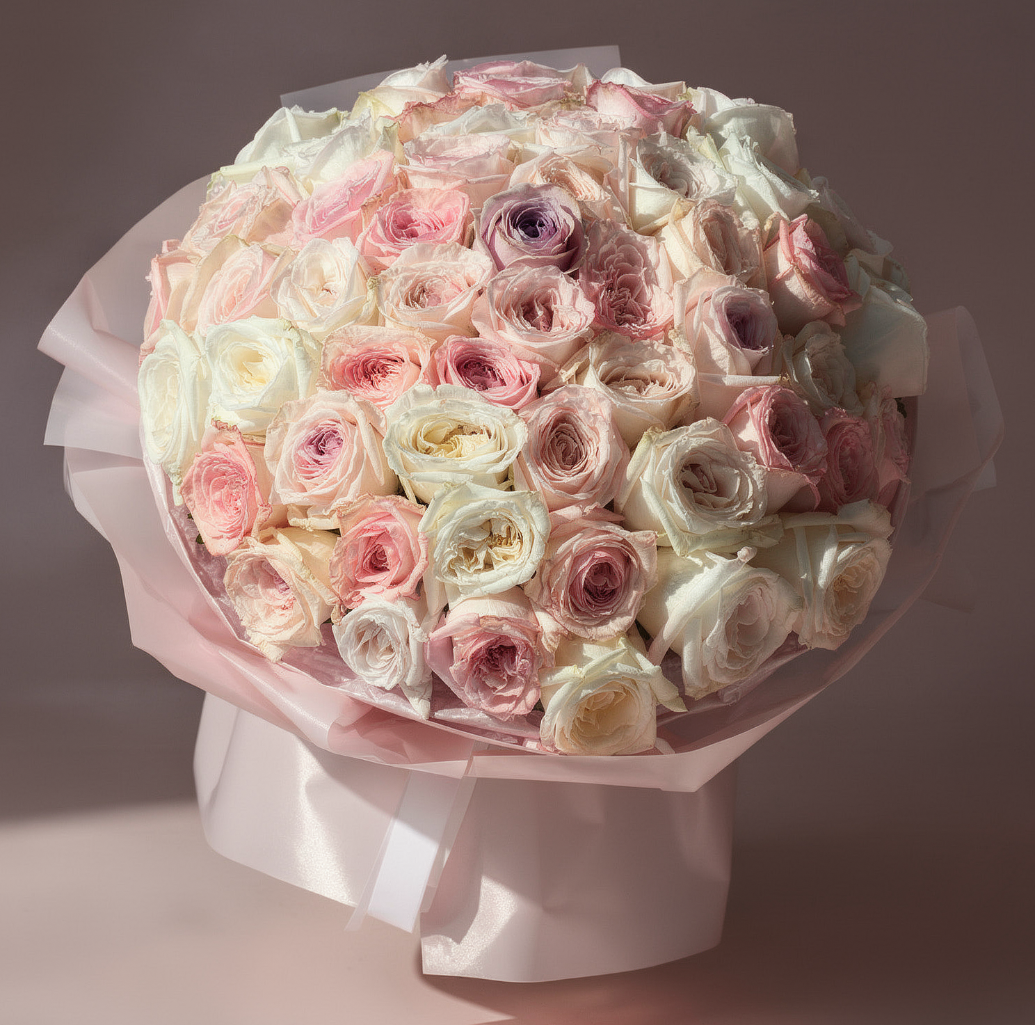 Buchet 57 trandafiri Garden în nuanțe de alb, roz și mov – livrare flori Iași | About Flowers