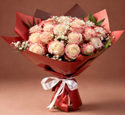 Buchet 19 trandafiri bicolori crem-roz cu floarea-miresei – livrare flori Iași | About Flowers