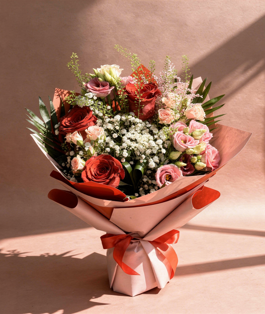 Buchet „Chic Harmony” – Trandafiri, miniroze și lisianthus într-un aranjament elegant