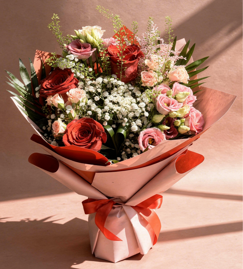 Buchet trandafiri roșii cu lisianthus roz și floarea-miresei – livrare flori Iași | About Flowers