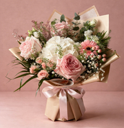Buchet hortensie albă cu trandafiri roz și gerbera roz – livrare flori Iași | About Flowers
