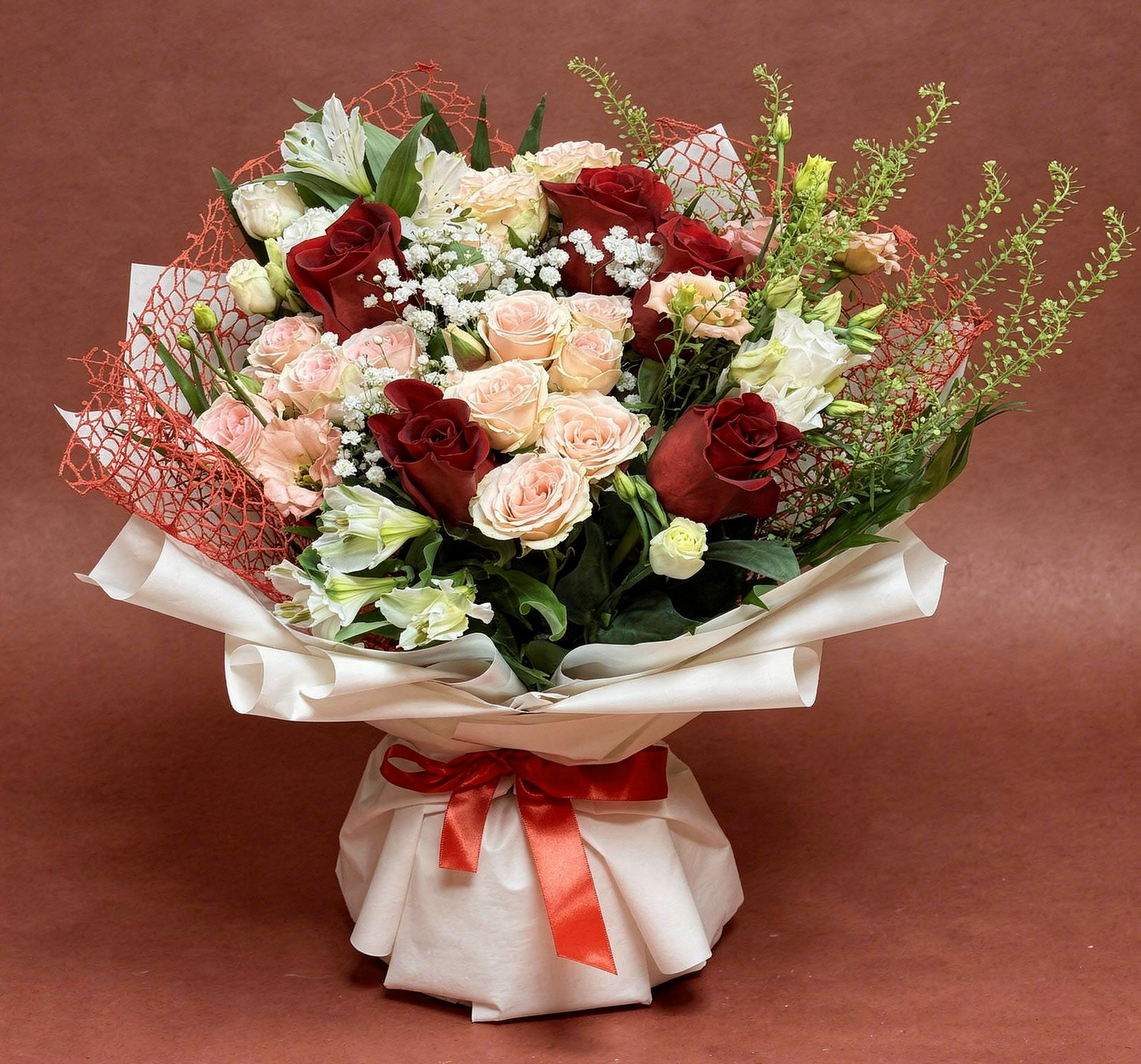 Buchet trandafiri roșii și piersică cu miniroze și alstroemeria albă