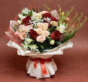 Buchet trandafiri roșii și piersică cu miniroze și alstroemeria albă
