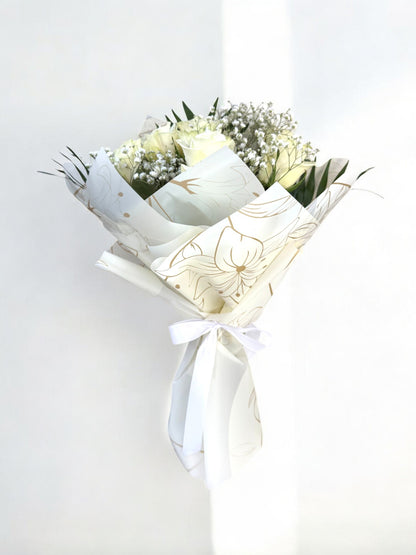 Buchet cu 7 trandafiri albi și gypsophila