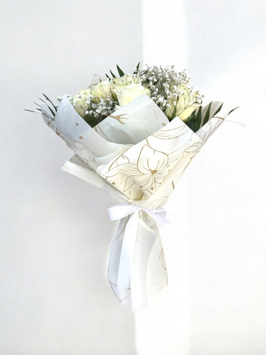 Buchet cu 7 trandafiri albi și gypsophila