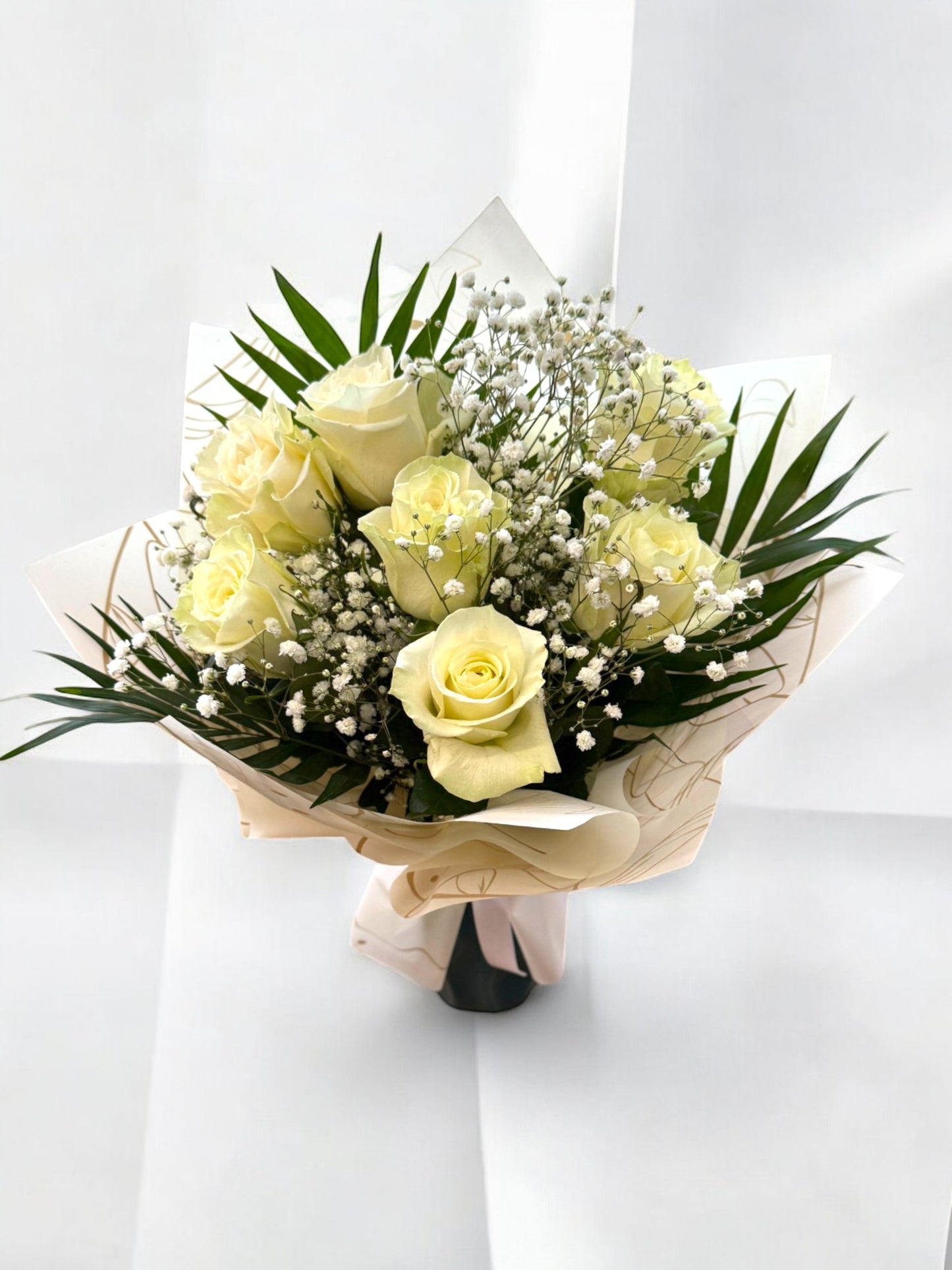 Buchet cu 7 trandafiri albi și gypsophila