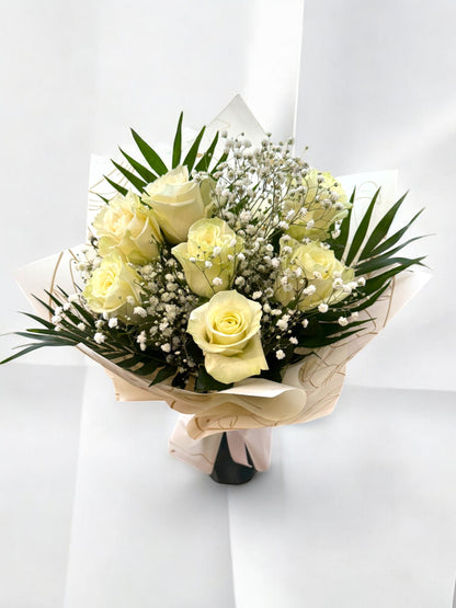 Buchet cu 7 trandafiri albi și gypsophila
