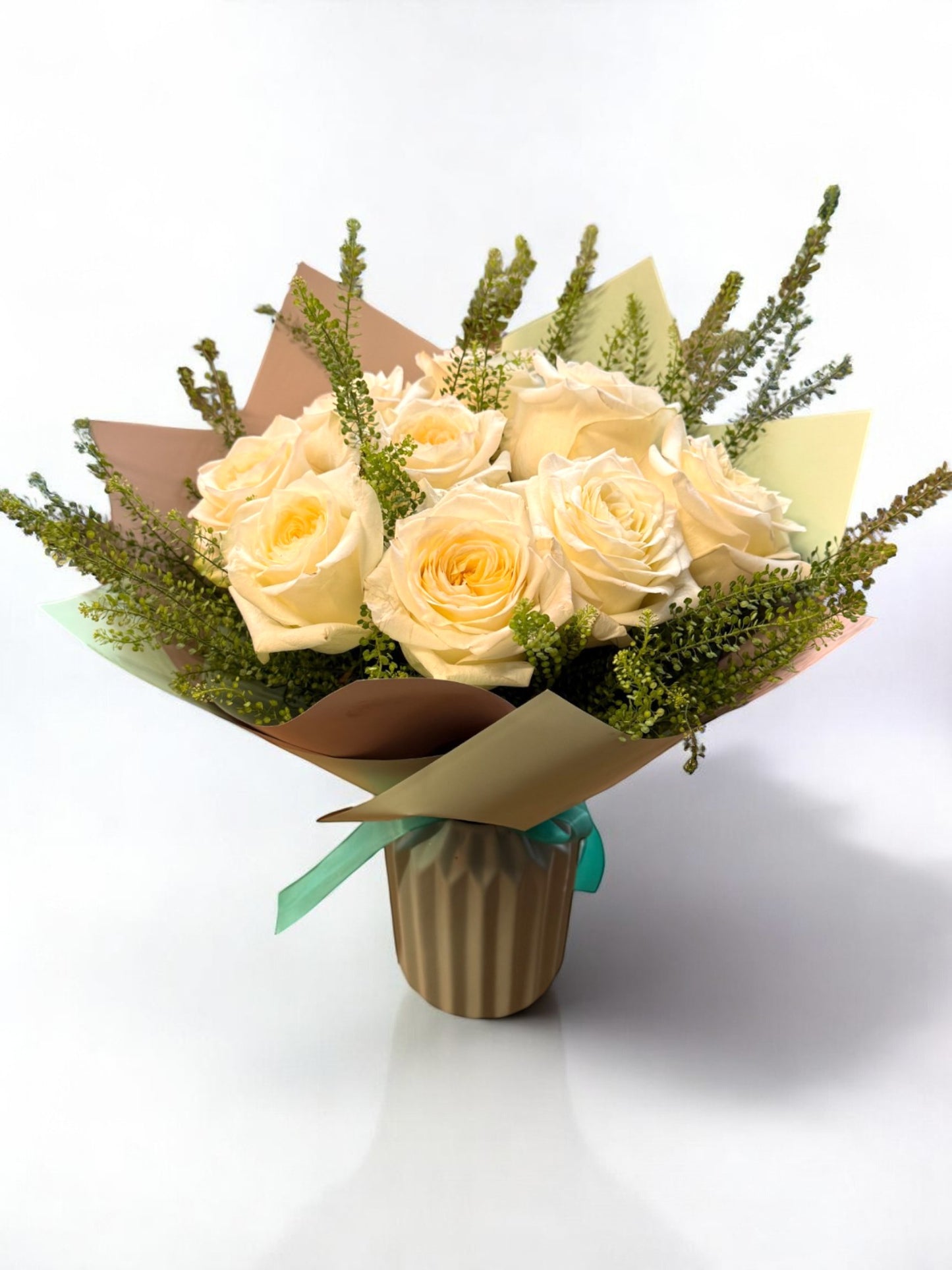Buchet 9 trandafiri Candlelight – Eleganță caldă și delicată