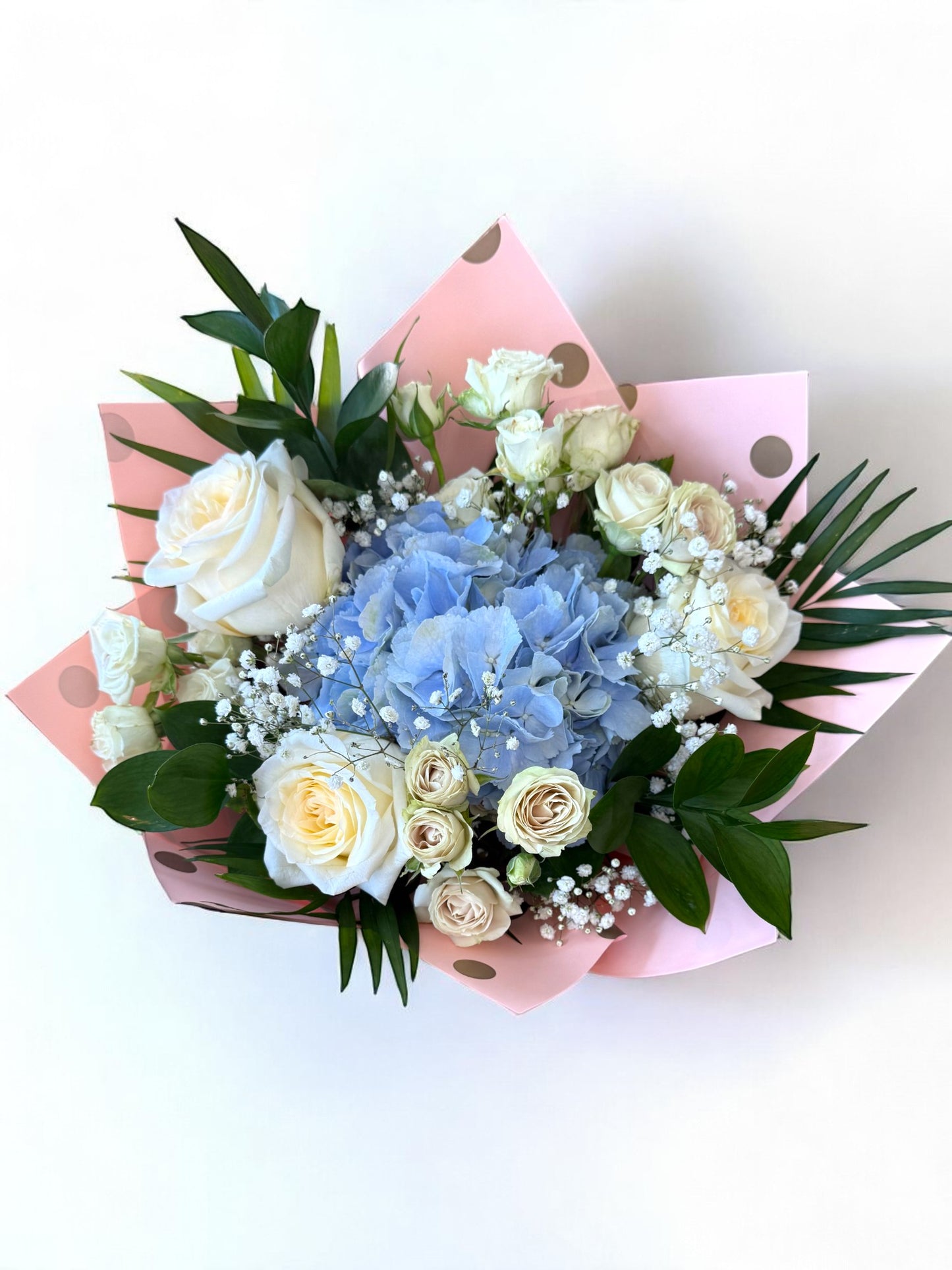 Eleganță Cerulean – Buchet cu Hortensie Albastră și Trandafiri Candlelight