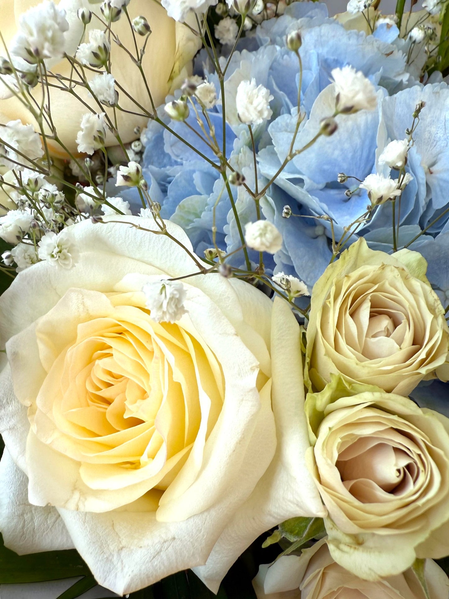 Eleganță Cerulean – Buchet cu Hortensie Albastră și Trandafiri Candlelight