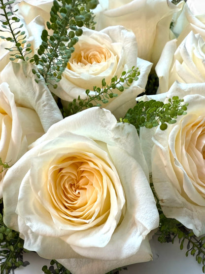 Buchet 9 trandafiri Candlelight – Eleganță caldă și delicată