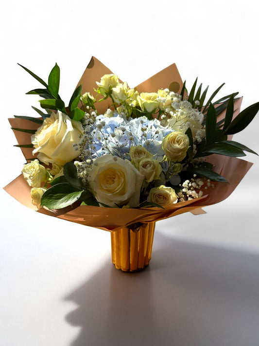 Eleganță Cerulean – Buchet cu Hortensie Albastră și Trandafiri Candlelight