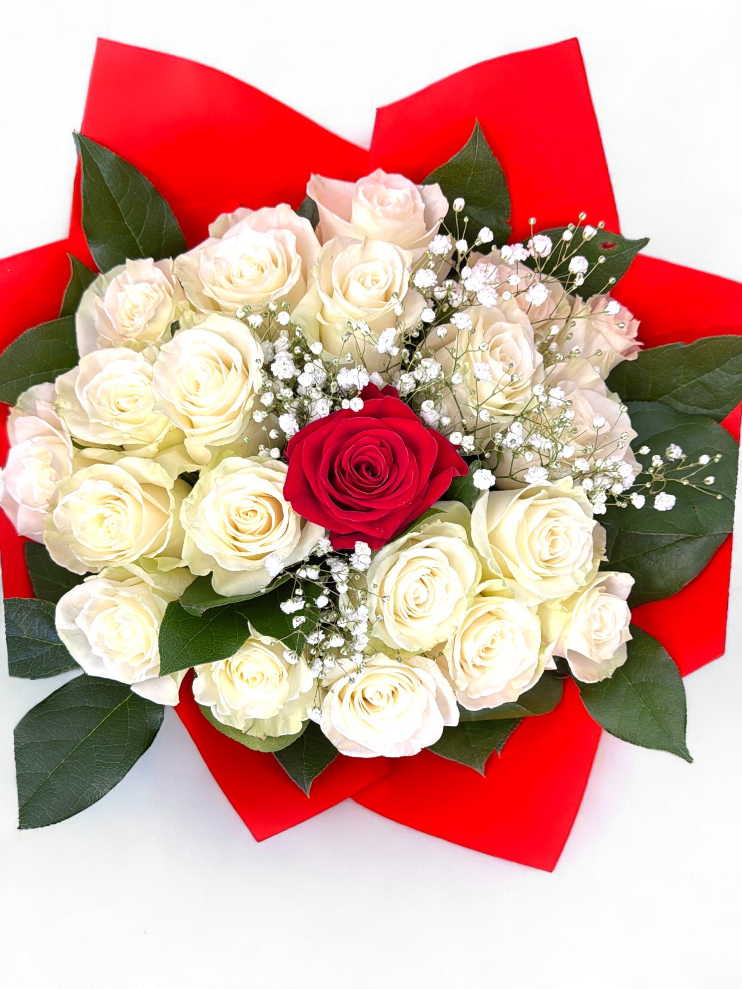 Buchet „Alb și Roșu” – 20 trandafiri albi cu un trandafir roșu în centru, salal și gypsophila
