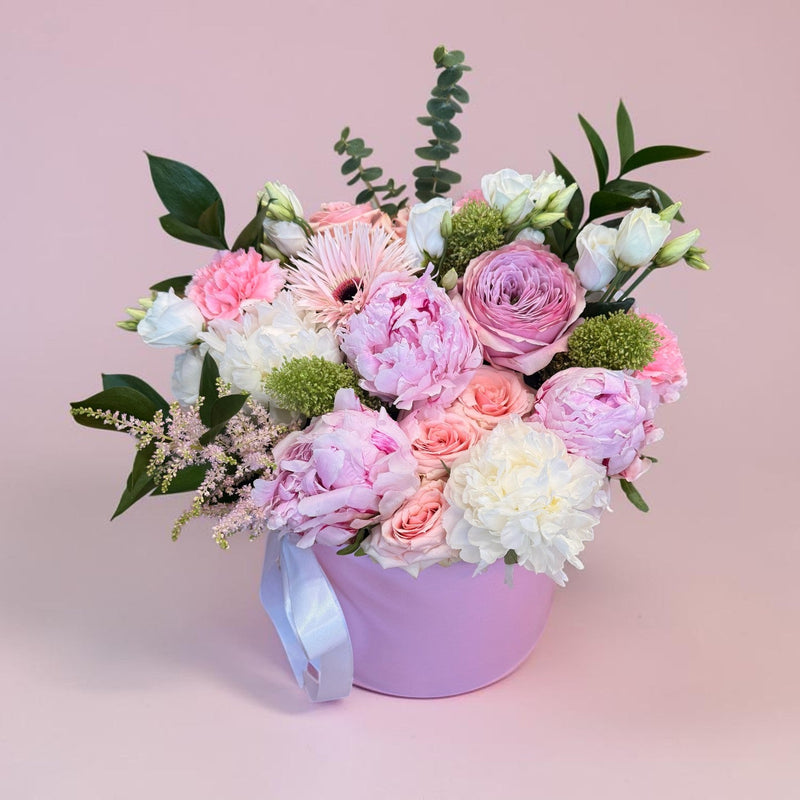 Aranjament floral în cutie cu bujori roz, trandafiri și gerbera – livrare flori Iași | About Flowers