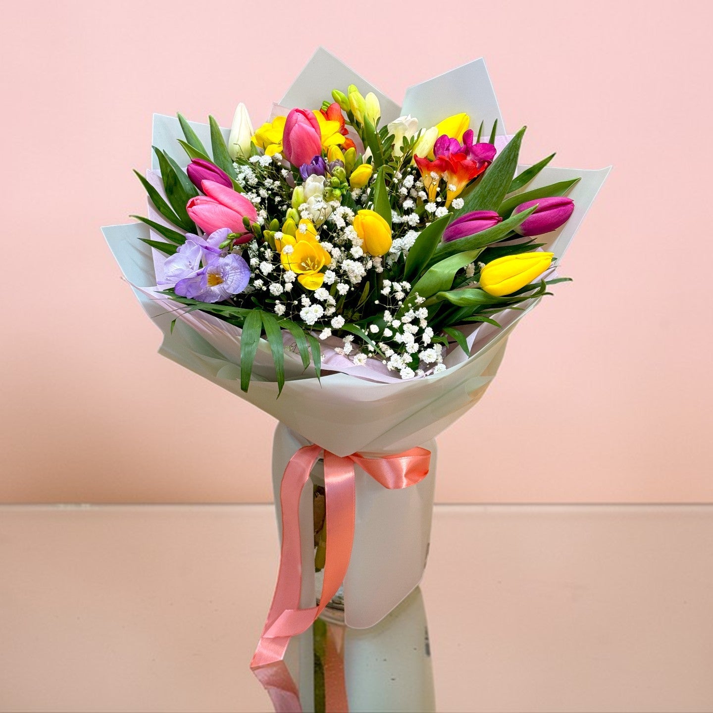 Buchet de primăvară cu lalele colorate și frezii – livrare flori Iași | About Flowers