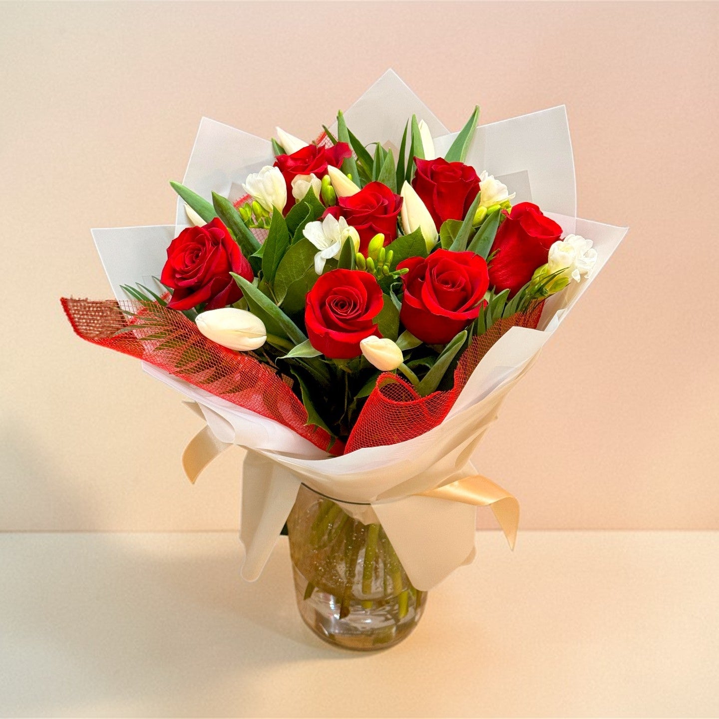 Buchet trandafiri roșii cu lalele albe și frezii – livrare flori Iași | About Flowers