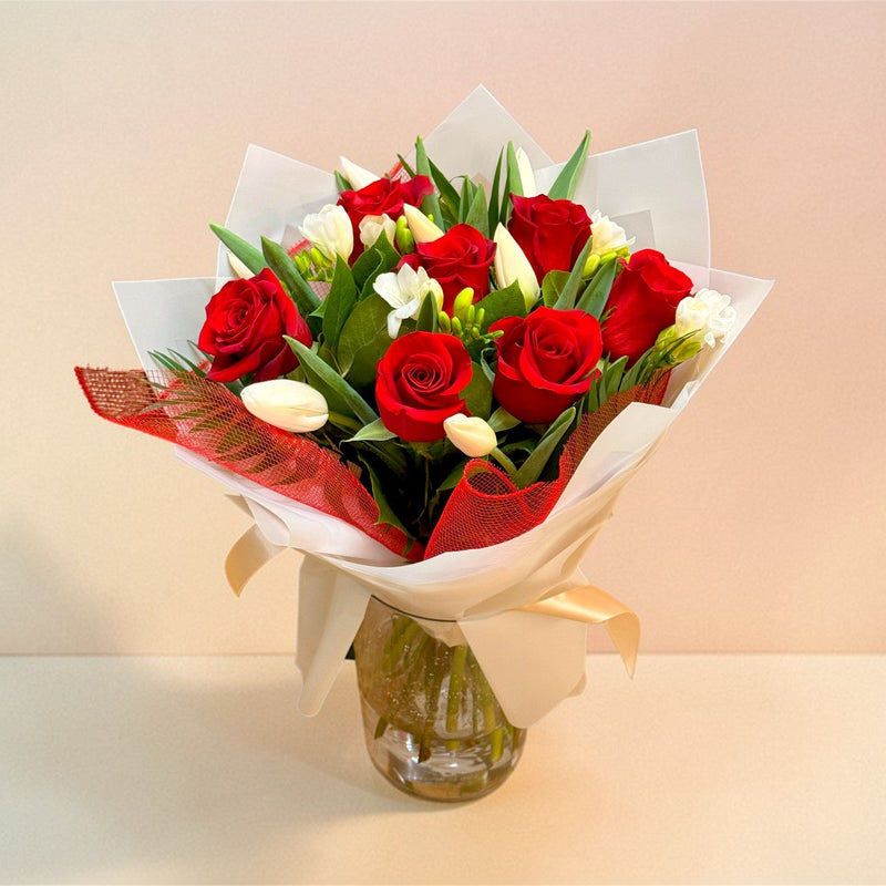 Buchet trandafiri roșii cu lalele albe și frezii – livrare flori Iași | About Flowers