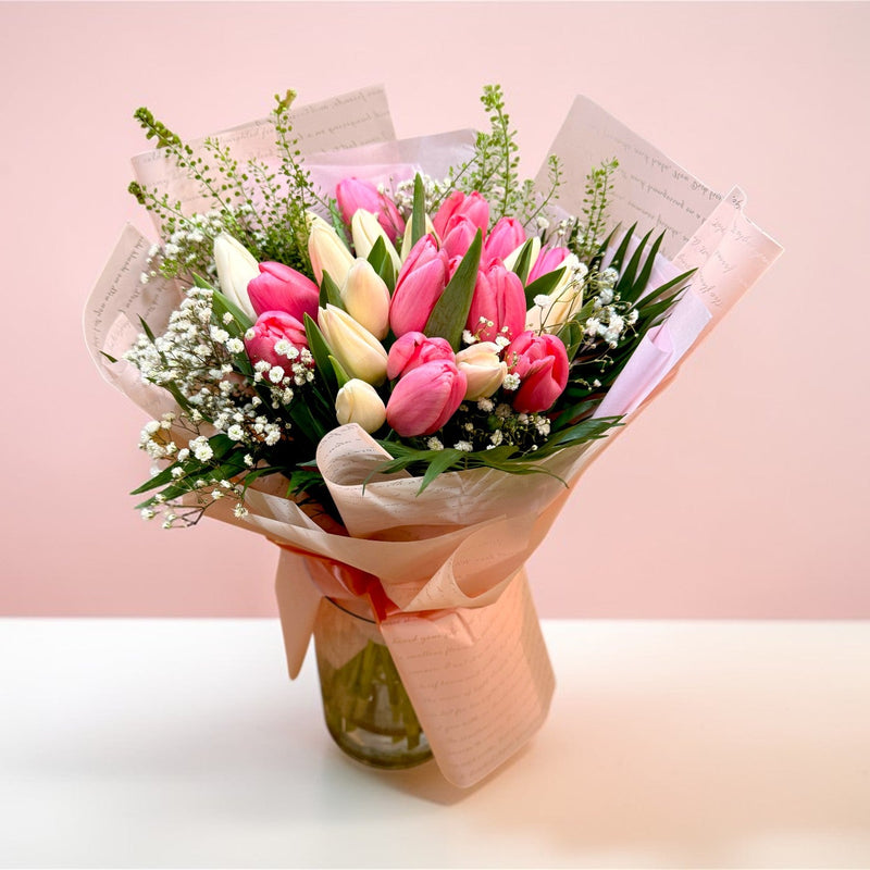 Buchet 25 lalele albe și roz cu floarea-miresei – livrare flori Iași | About Flowers